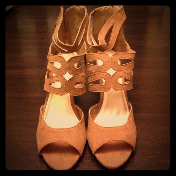 Mark & Maddux Peep toe Taupe wedges