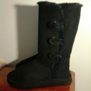 Ugg boots ; bailey button