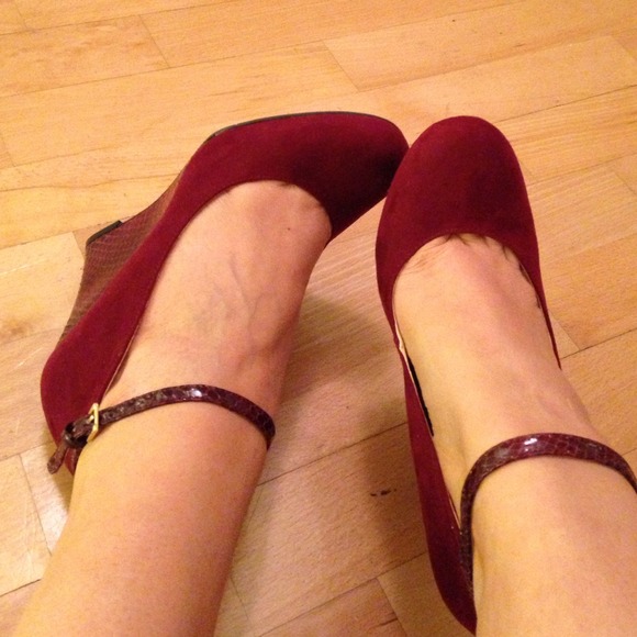 Last reduction 2/3 Brand new burgundy suede heels