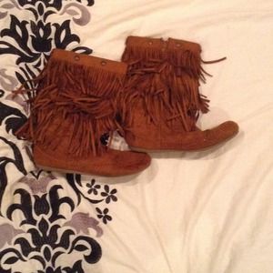 Adorable fringed boots!!
