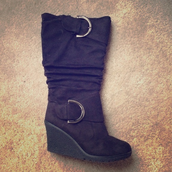 Black wedged boots