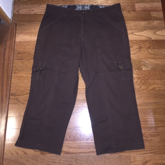 Dark brown capri.