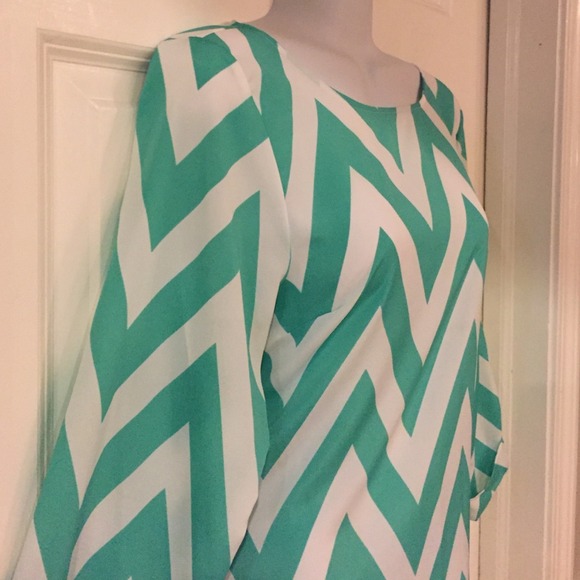 🎉SOLD in bundle🎉Like New!Turquoise/white top - Picture 3 of 3