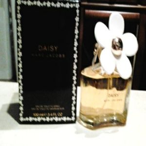 Daisy by marc jacobs for one hour 20% off and 3.99