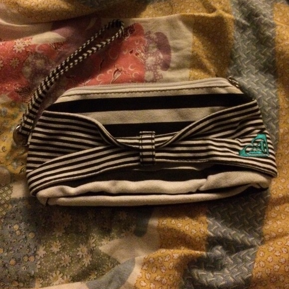 Roxy stripped clutch