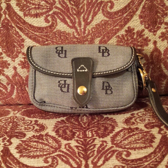 ☆☆HP 12/12☆☆Black Dooney & Bourke Wristlet
