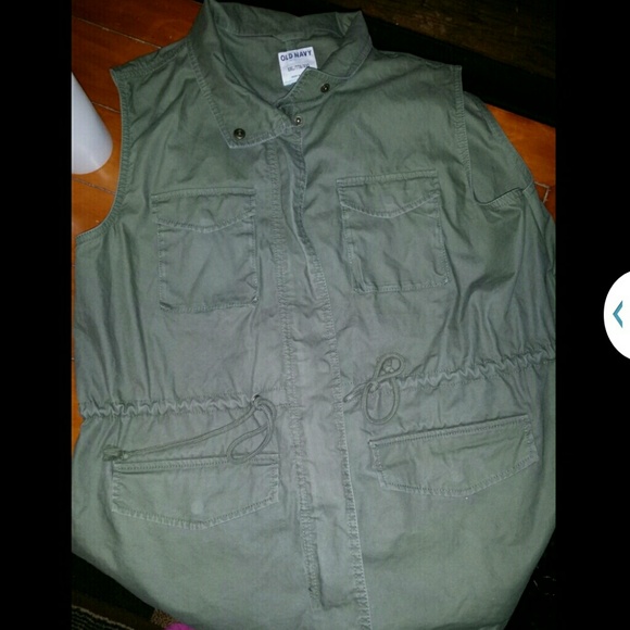 Adjustable long vest.