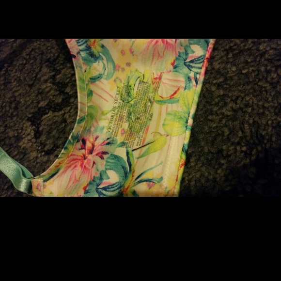 Victoria's Secret "The Plunge" push up bra - Picture 3 of 4