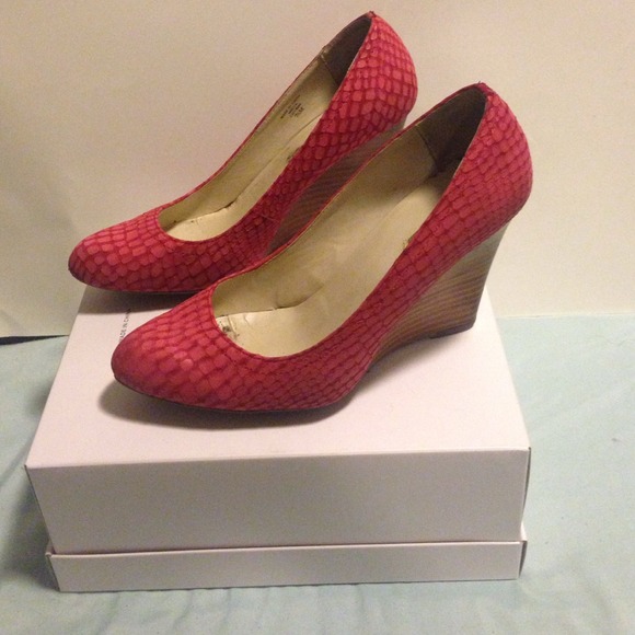 Max Studio magenta wedges