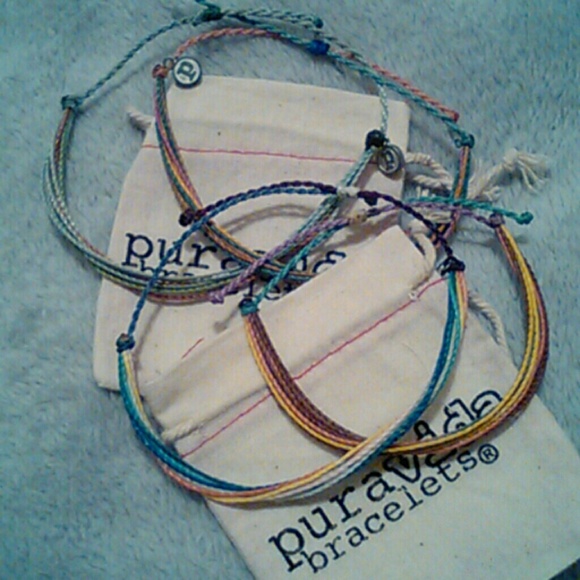 U get all 4 of these puravida braclets.