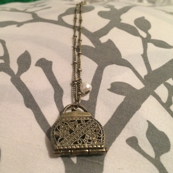 Short Necklace. Forever 21.