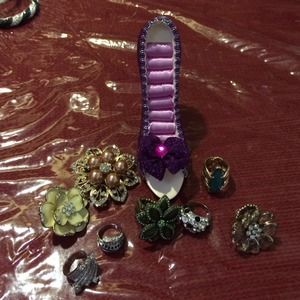 8 rings n a ring holder that comes with it.