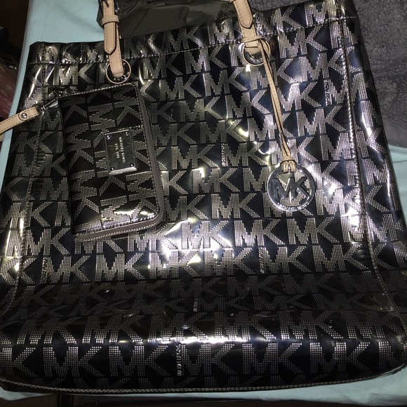 MK tote with matching Clutch Wallet - Picture 1 of 3