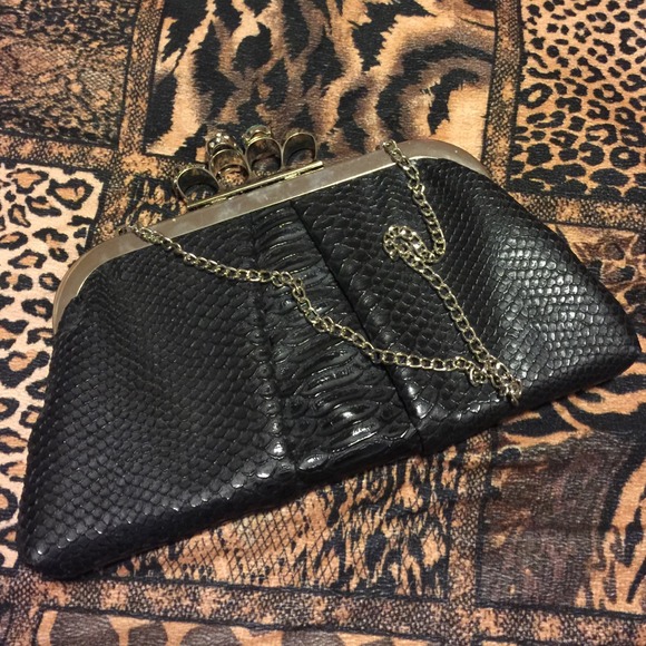 Large skull clutch