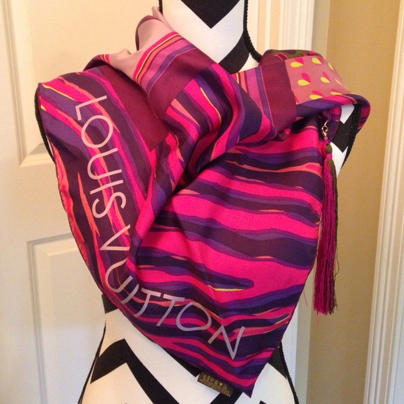 Louis Vuitton Accessories - Louis Vuitton Giraffe Scarf with tassel.