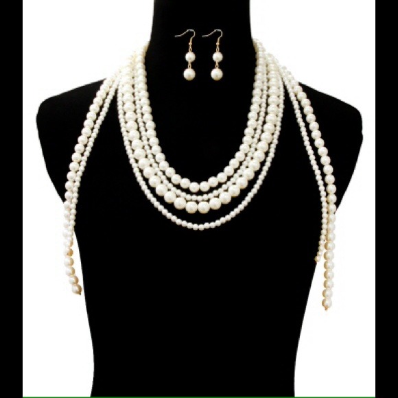 Layered Pearl Necklace Set