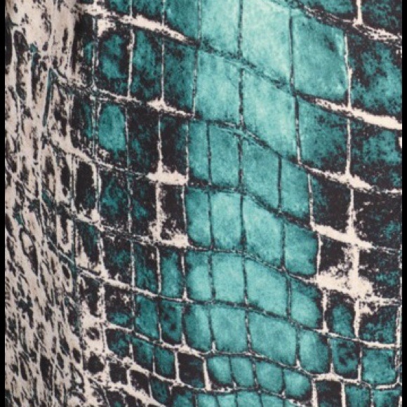 🌙NEW June and Hudson Blue Wide Leg Cross Romper - Picture 3 of 4