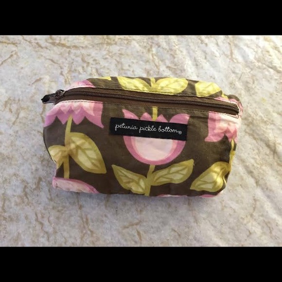 Petunia pickle bottom nursing cover - Picture 1 of 1