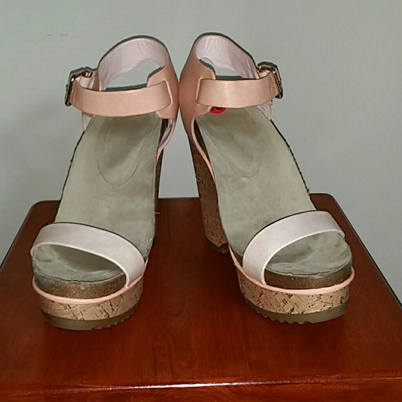 CLOSET CLEARANCE! BCBG Open-toe Wedge Sandals - Picture 2 of 4
