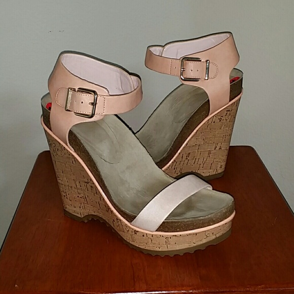 CLOSET CLEARANCE! BCBG Open-toe Wedge Sandals - Picture 3 of 4