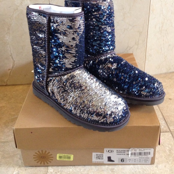 💖Authentic UGG💖 size 6 classic short sparkles.