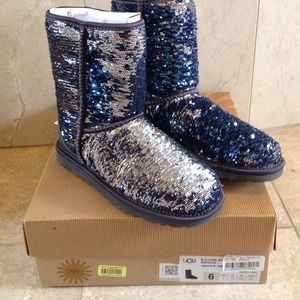 💖Authentic UGG💖 size 6 classic short sparkles.