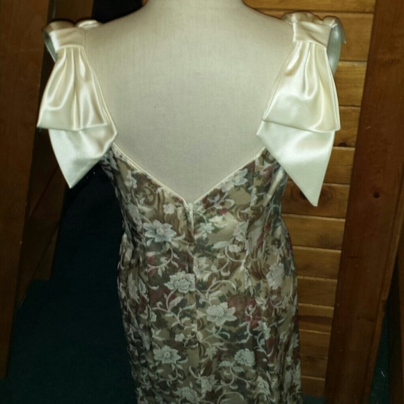 Cream color Sleeveless Cocktail Dress - Picture 2 of 3