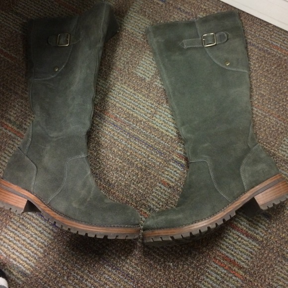 Grey suede tall boots 7.5.