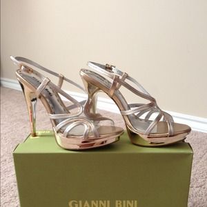 Sand gold/silver color. Pavee style