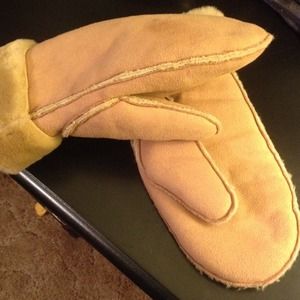 Suede and faux fur mittens