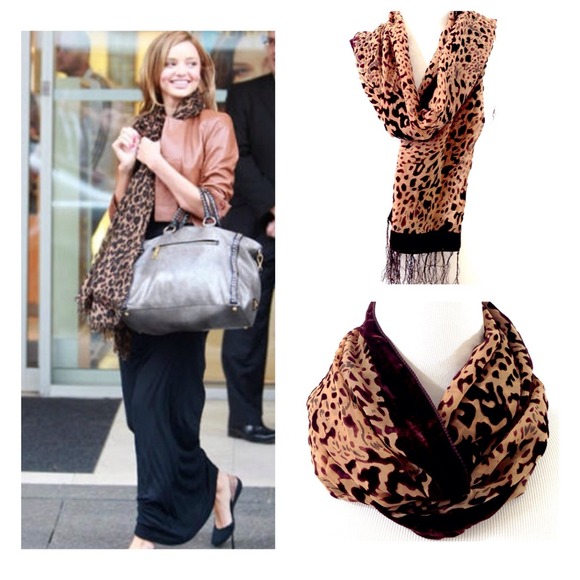 ❗️Sale❗️Classic Textured Animal Print Scarf - Picture 2 of 3