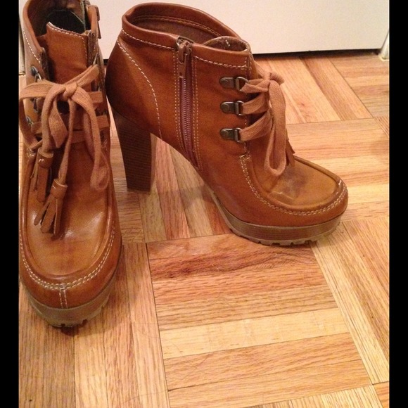 Short boogie with lace up front ties