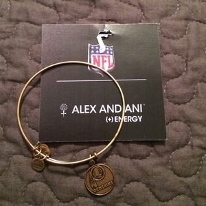 🎉 TEMP PRICE DROP 🎉 NWT Alex & Ani bracelet