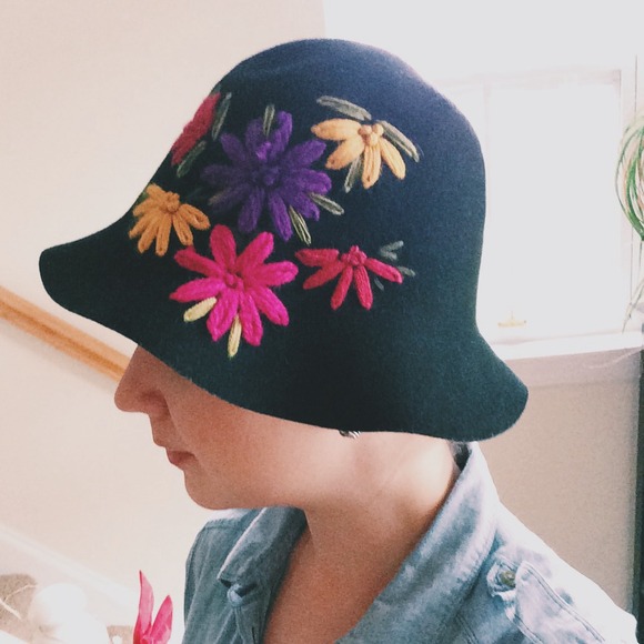 Accessories - Felt cloche hat