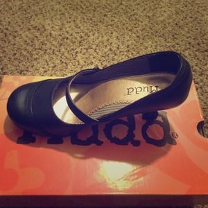 Black Mary Jane styled shoe w/ kitten heel