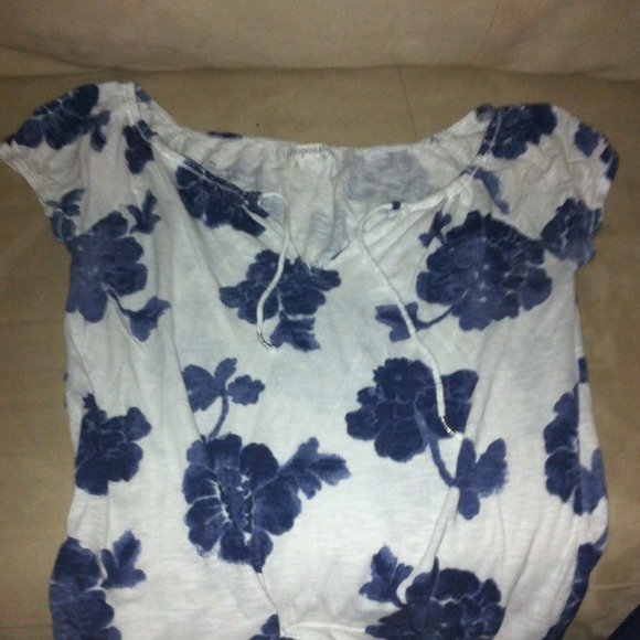 Beautiful Aeropostale shirt