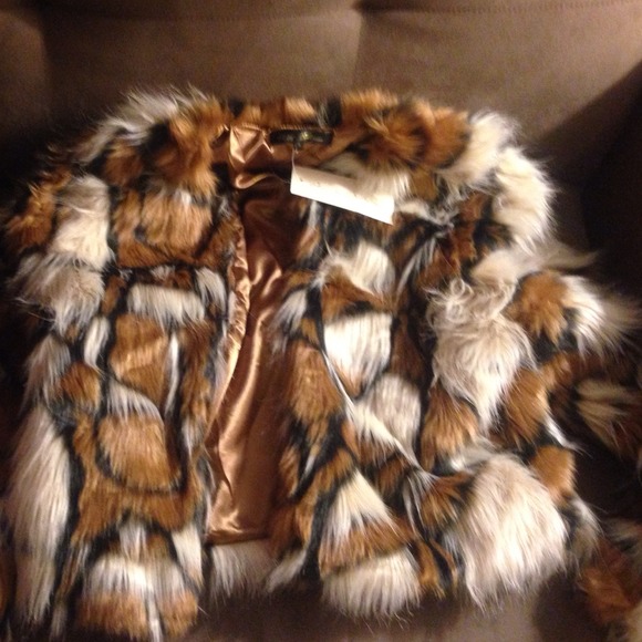 Adorable giraffe fur coat!!