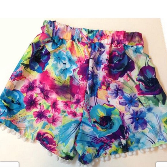 ❌❌SOLD❌❌Beautiful high waisted Pom Pom shorts - Picture 2 of 2