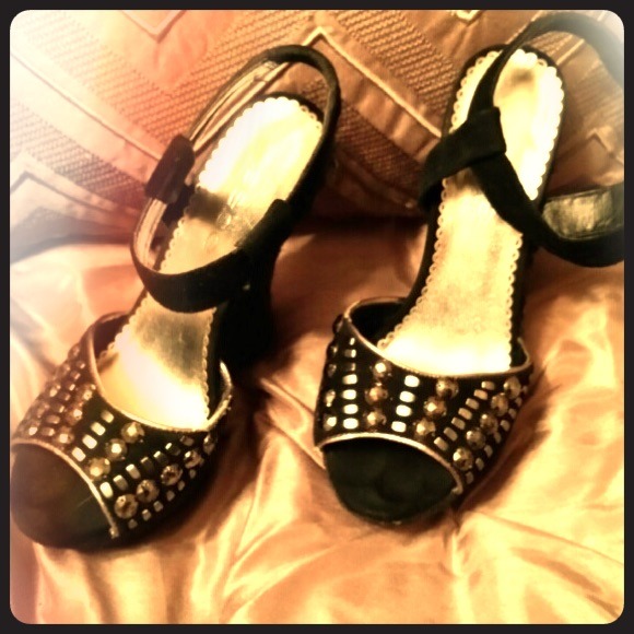 Black wedges