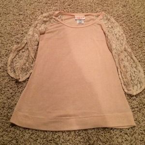 Light pink lace open on the sleeves top