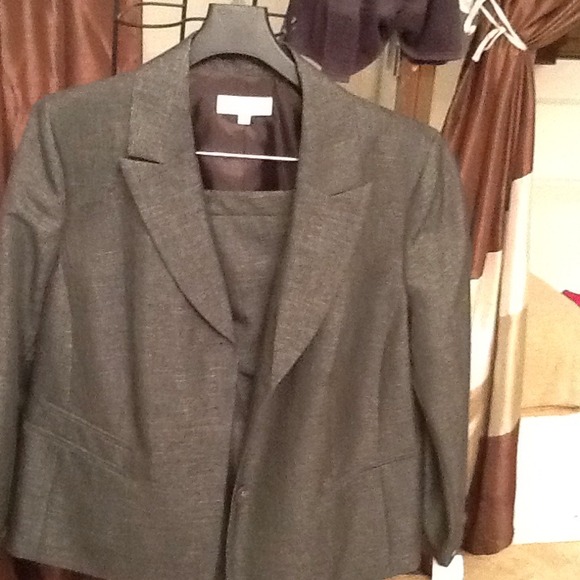 Brand new grey Ivan Picone pantsuit.