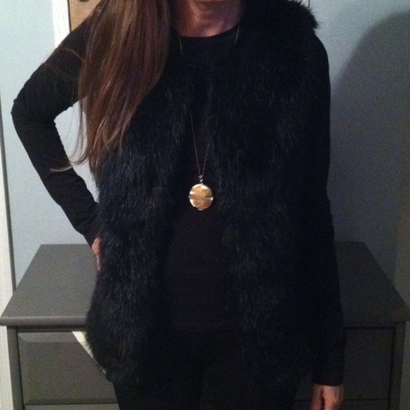 🚫Sold🚫Bisou Bisou Faux Fur Vest - Picture 2 of 2