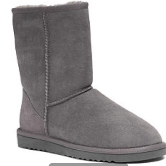 black classic uggs size 6 black classic uggs size 6