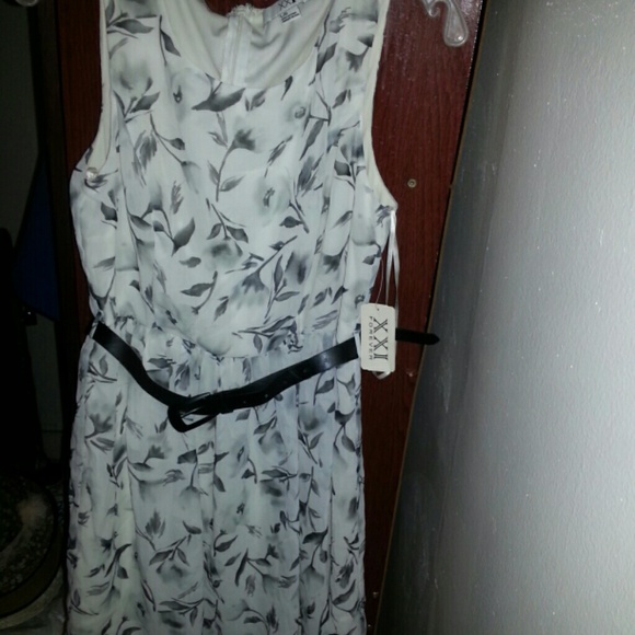 Black and White Dress w/Belt - Picture 1 of 4