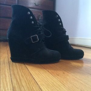 aldo "mcgarrigle" black suede wedge boots, size 8