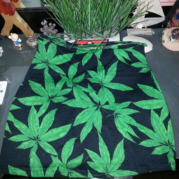 Motel Rocks Dresses & Skirts - NWT Stretch Weed🌿Mini Skirt Fits above knees