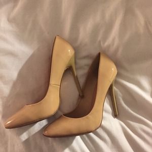 Nude pumps