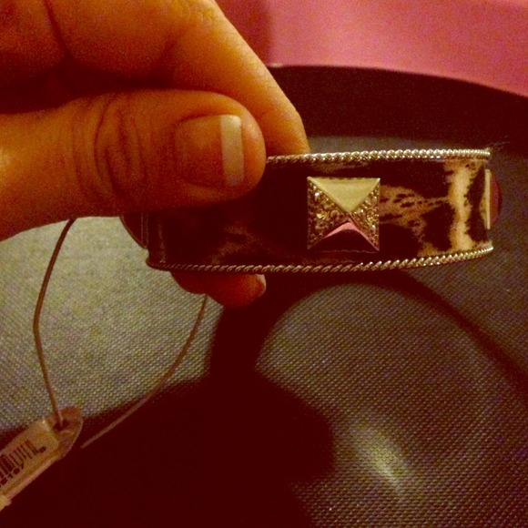 Guess silver leopard bangle - Picture 1 of 3