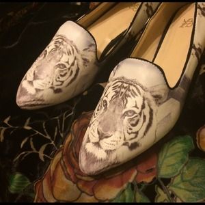 ❌GIFTED❌YES white tiger Beisa flats- Solestruck