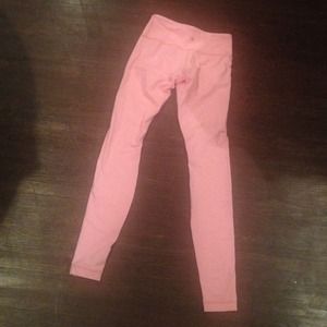 Lululemon pink wunderunder pants size four womens